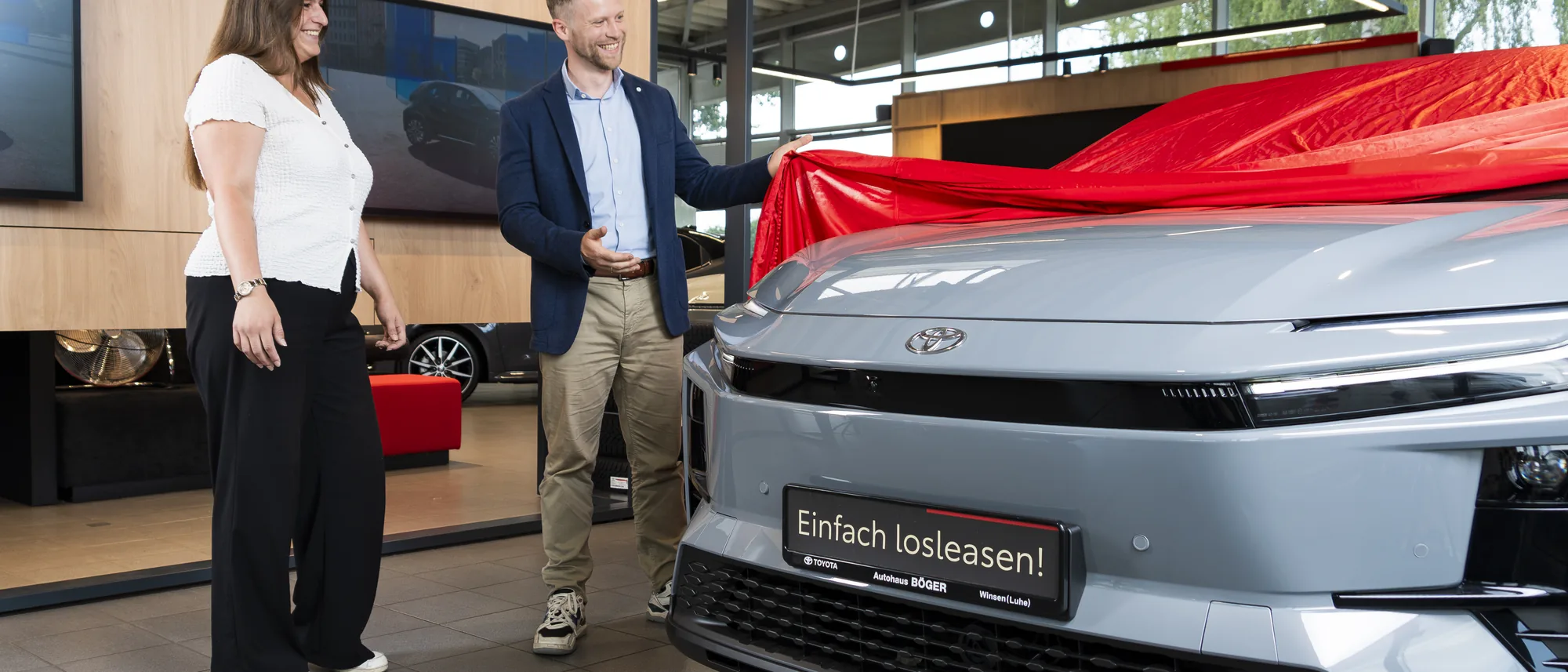 Beratung zu einem elektrischen Toyota im Showroom von Autohaus Böger