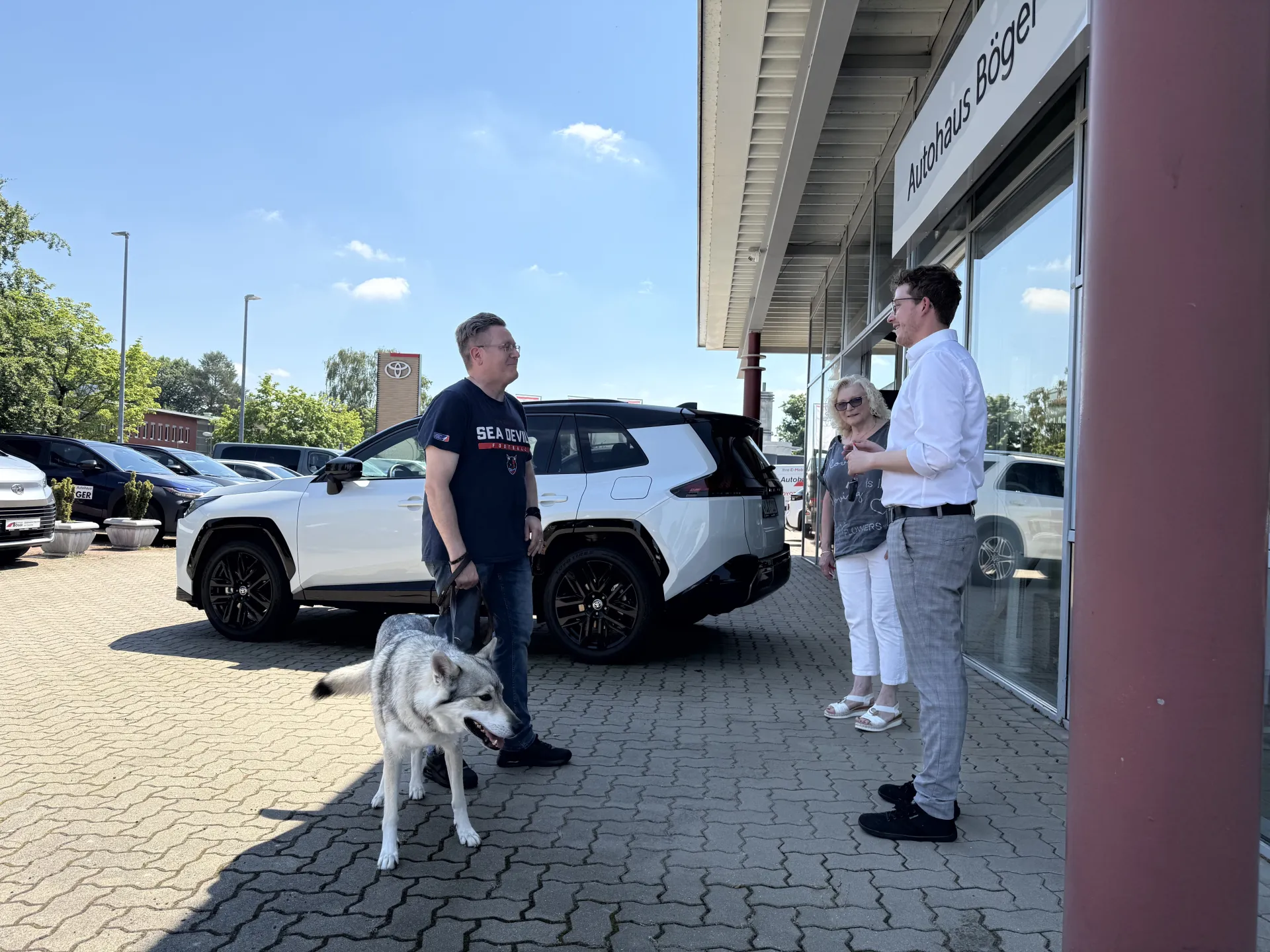 Persönliche Beratung vor dem Autohaus Böger in Winsen (Luhe)