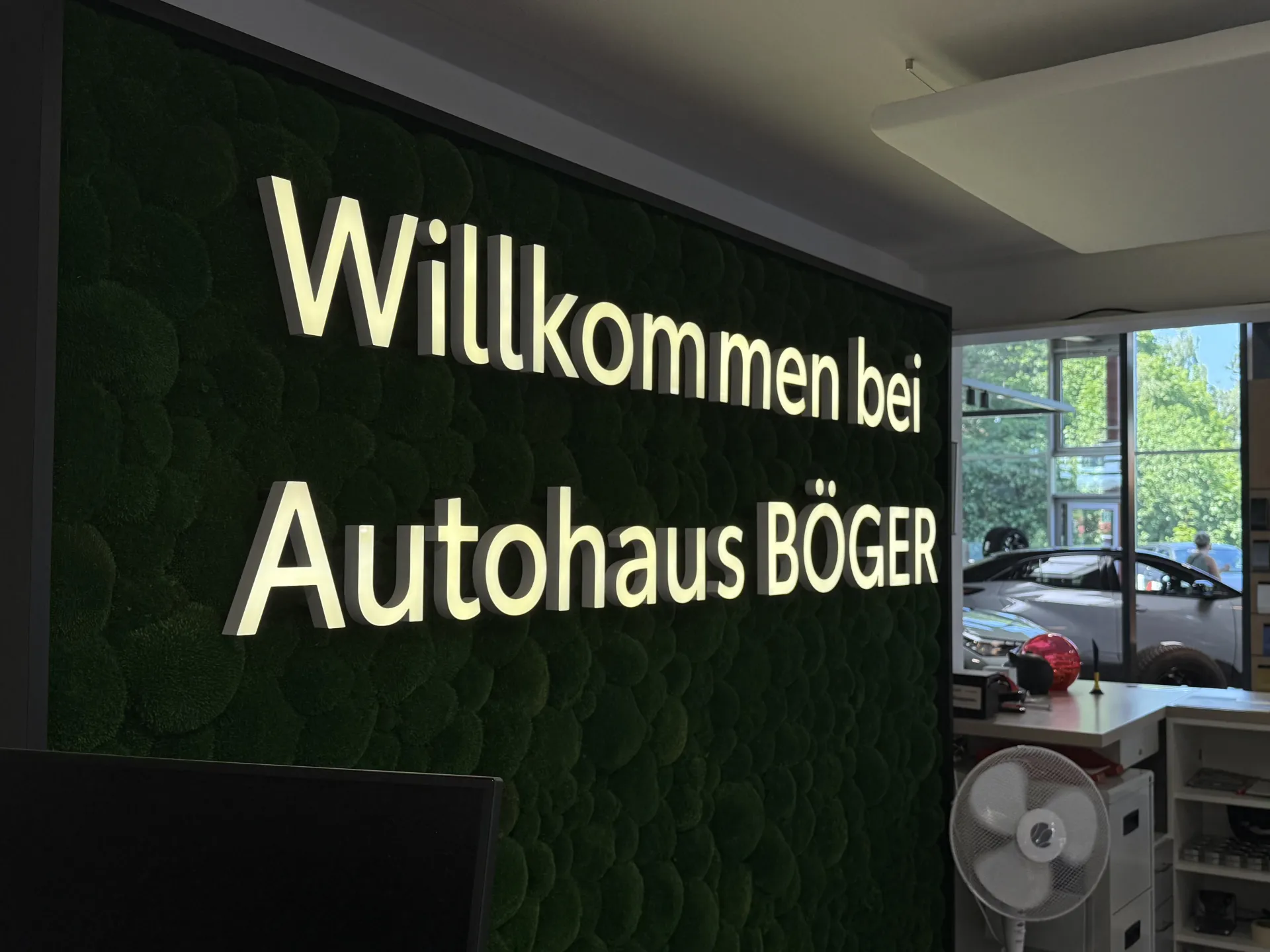 Willkommen bei Autohaus Böger — Empfang am Löhnfeld in Winsen (Luhe)